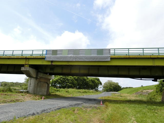橋桁の色彩サンプル掲示状況（北上川下流側）写真