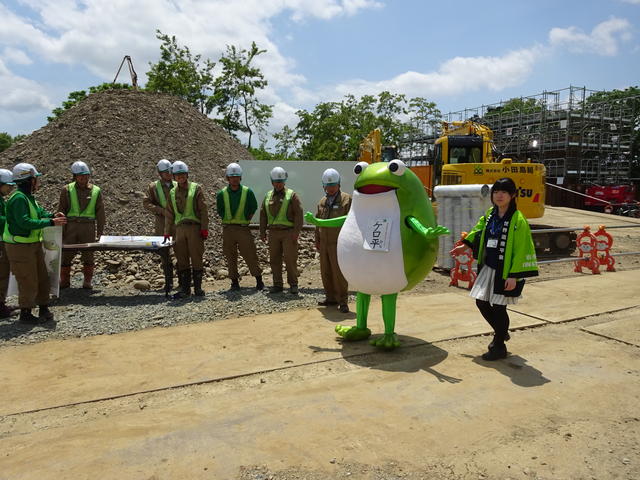 現場見学会には世界遺産平泉PRキャラクター「ケロ平」も登場（写真）