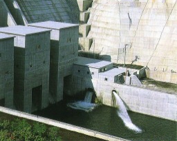 滝ダムと滝発電所の写真