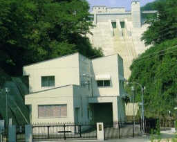 入畑ダムと入畑発電所の写真