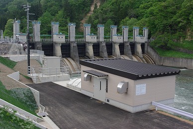 若柳堰堤と胆沢第四発電所の写真
