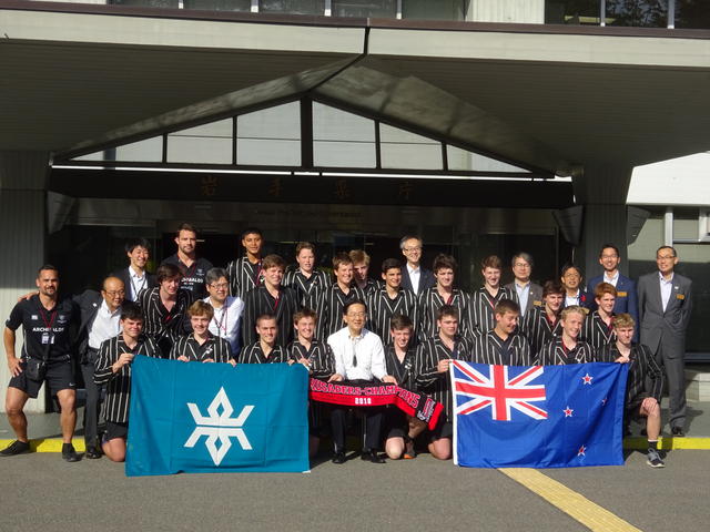 ニュージーランドクライシスト・カレッジ高校ラグビー部表敬の写真