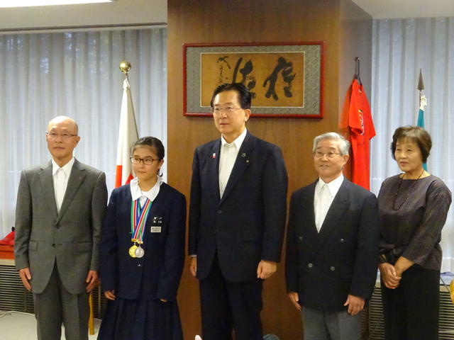 スポーツ吹矢ジュニア競技会優勝者表敬の写真