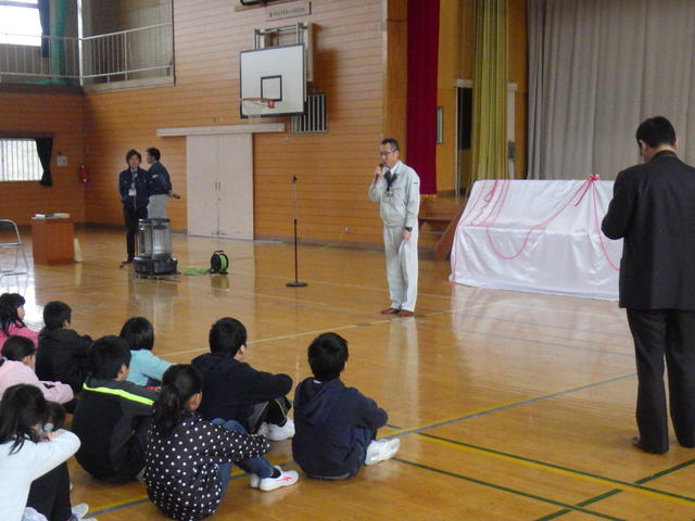 県南広域振興局幸野土木部長挨拶（北上市立口内小学校）の写真