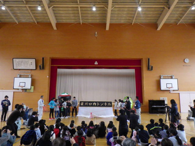 終点（北上市）側坑口部のトンネル銘板除幕（北上市立口内小学校）の写真