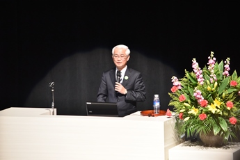 基調講演を行う徳山教授