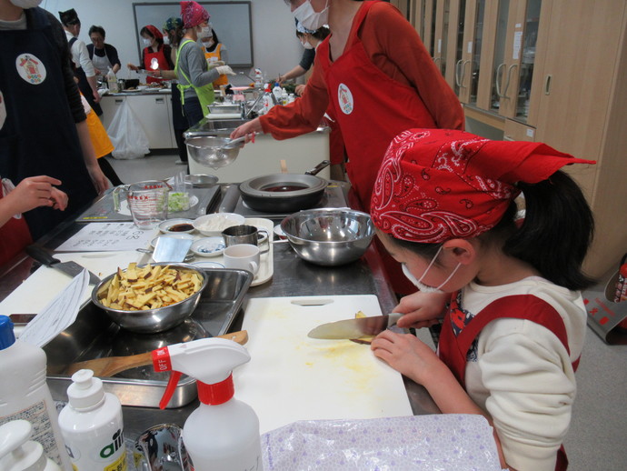 子どもが料理する様子の写真