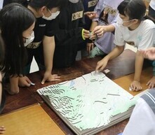 授業中の生徒の写真