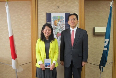 写真：川村カミラみき研修員と知事