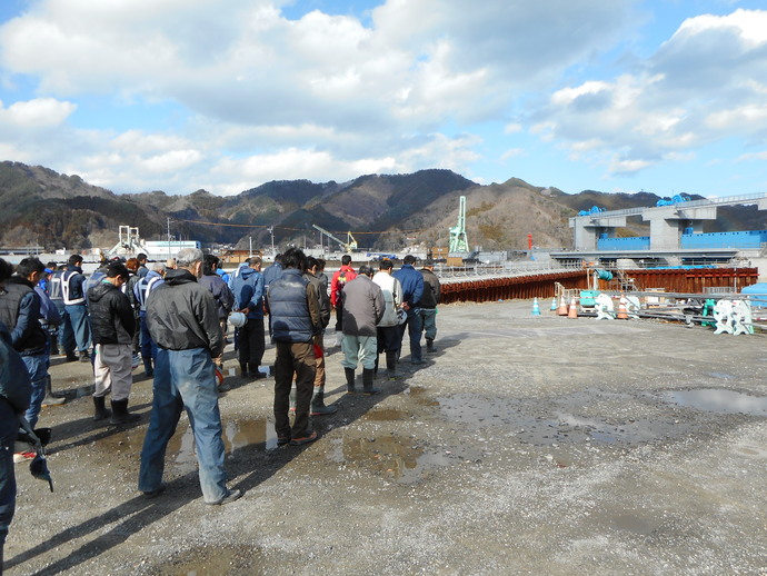 黙とうの様子（甲子川水門施工現場）