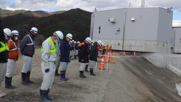 黙とうの様子（大槌川水門・小鎚川水門間の防潮堤にて）