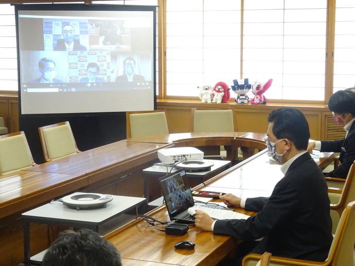 全国知事会ウェブ会議写真