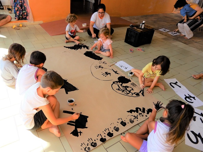 写真：墨を使って自由に絵などを描く子供たち