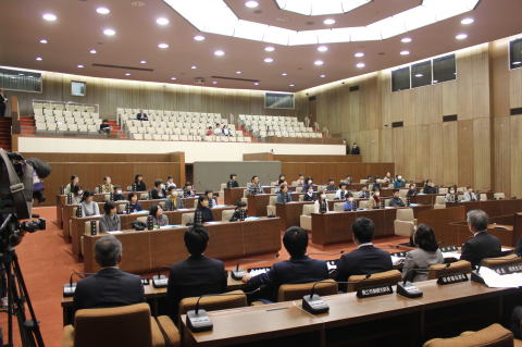 写真：親子県議会教室の様子