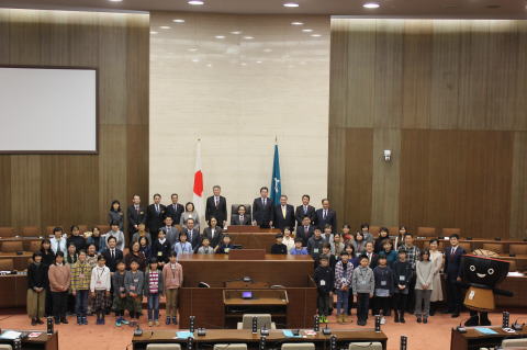 集合写真：親子県議会教室の参加者