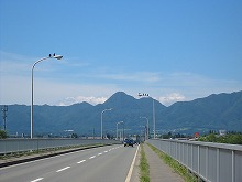 盛岡市手代森　都南中央橋から見る南昌山の景観