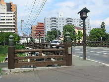 盛岡市紺屋町、上の橋たもとから見る上の橋の擬宝珠の景観