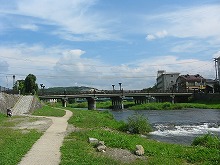 盛岡市本町通りの中津川遊歩道から見る上の橋の景観