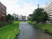 盛岡市内丸の与の字橋から見る与の字橋下流の中津川の景観