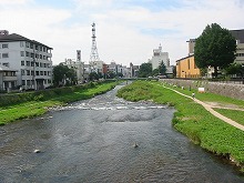 盛岡市本町通の上の橋から見る上の橋下流の中津川の景観