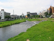 盛岡市本町通の富士見橋から見る富士見橋下流の中津川の景観