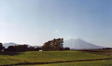 滝沢村滝沢字巣子　家畜改良センター岩手牧場から見る岩手山の景観