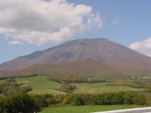 滝沢村の県道鵜飼滝沢線（春子谷地脇）から見る岩手山、鞍掛山の景観