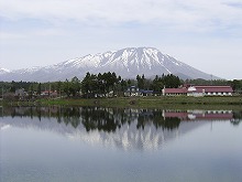 滝沢村鵜飼の新鬼越池（小岩井溜池）手前から見る新鬼越池と岩手山の景観