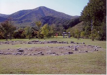 滝沢村の史跡公園湯舟沢環状列石から見る湯舟沢環状列石（4千年前の協同墓地）と谷地山の景観