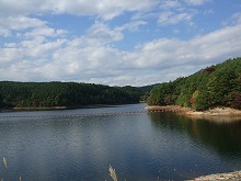 一方井ダムから見る黒内湖の景観