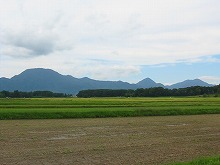 紫波町日詰丸盛の町道から見る田園と志波三山の景観