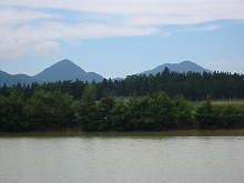 紫波町二日町追分の一町歩堤のほとりから見る一町歩堤と志波三山の景観