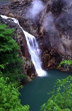 雫石町滝ノ上温泉から見る鳥越の滝の景観