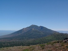 八幡平市、雫石町の三石山頂から見る岩手山（西岩手）と広がる原生的森林の景観