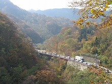 雫石町橋場国道46号斜面上から見る規制待ちの車と秋の深まった仙岩峠の景観