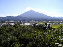 八幡平市田頭舘山公園から見る岩手山と三ツ森山の景観