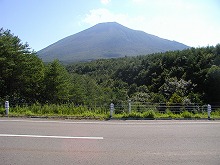 八幡平市の県道焼走り線のナリヤ沢から見る岩手山の景観
