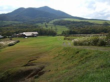 八幡平市の田代平高原から見る山荘と七時雨山の景観