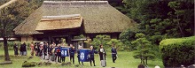 北上市立博物館・みちのく民俗村の園路から見るみちのく民俗村まつりの花嫁道中と古民家の景観