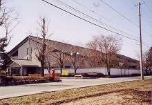 北上市本石町の日本現代詩歌文学館前から見る丸ポストの景観