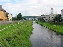 盛岡市内丸与の字橋から見る愛宕山と中津川の景観