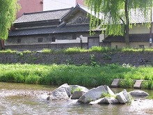 盛岡市役所裏の中津川沿いの遊歩道から見る中津川とござ九・ふかくさの景観