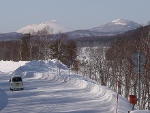 盛岡市玉山区の国道455号（岩洞湖レストハウス付近）から見る岩手山と姫神山の景観