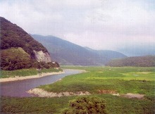 西和賀町耳取の天ヶ瀬橋から見る錦秋湖の景観