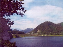 西和賀町上野々　銀河ホール内のホワイエから見る錦秋湖の景観