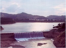 西和賀町川尻のあやめ橋から見る貯砂ダムと錦秋湖の景観