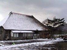 西和賀町沢内字両沢20地割　七内川から見る今も使っている茅葺き民家の景観