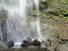 西和賀町湯田の下前を山の方に行ったところから見るふる滝、白糸の滝、不動の滝（三滝）の景観