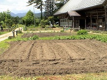 西和賀町沢内の保存家屋　清吉稲荷から見る古民家の景観