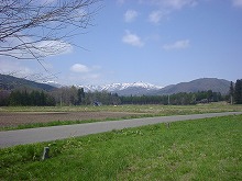 西和賀町沢内の保存家屋　清吉稲荷から見る和賀岳の景観